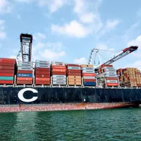 bateau rempli de conteneurs