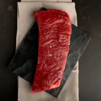 filet de boeuf présenté sur une ardoise