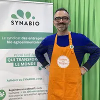 thomas breuzet devant un panneau synabio