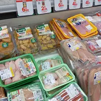 rayon supermarché rempli de volailles