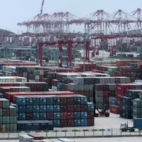 Terminal portuaire de containers au port en eaux profondes de Yangshan à Shangai. Empilement de conteneurs
