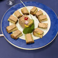 toasts au foie gras sur une assiette
