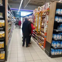 couple de retraités dans un rayon du supermarché