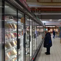 Mamie au supermarché