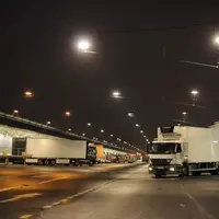 camion devant quais de déchargement, de nuit