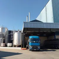camions garés en usine