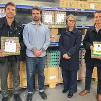 4 personnes devant un rayon oeuf