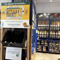 Le rayon vrac et consigne de bouteilles en magasin Biocoop