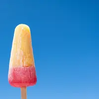 Une popsicle colorée avec un ciel bleu en arrière-plan
