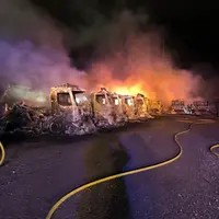 Des camions brulés dans un incendie