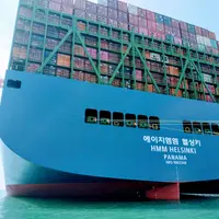bateau porte conteneur de dos