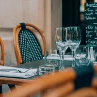 verres vides sur une table