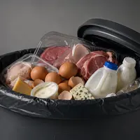 Déchets alimentaires dans une poubelle