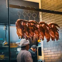 canard laqué devant un restaurant chinois