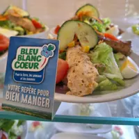 plat avec panneau