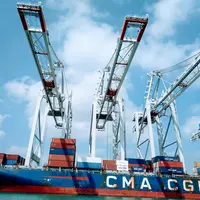 bateau porte conteneur au port