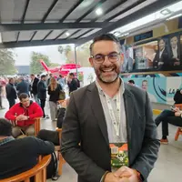 un homme souriant