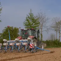 Semoir monograine Monosem dela Cuma d'Ouville dans la Manche au semis de maïs avec tracteur Case IH