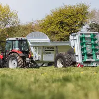 Epandeur à fumier Pichon avec hérissons verticaux verts