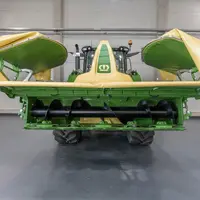 Avec sa faucheuse frontale de 4 m à lamier repliable, Krone se démarque en proposant un gabarit routier contenu pour une largeur de fauche importante.