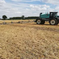 Pulvérisateur automoteur Berthoud avec système Impaact de Carbon Bee Agtech pour la pulvérisation ultralocalisée