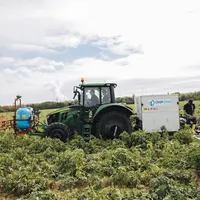 La startup allemande Cropzone travaille sur le désherbage ou le défanage électrique. Un rampe à l'avant pulvérise une solution favorisant la conductiv