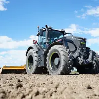 Tracteur Fendt avec herse rotative Alpego repliable DK-Top