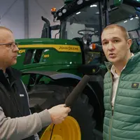 Luc Gachon de John Deere nous présente la nouvelle génération de tracteurs 6R de John Deere.