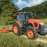 Tracteur Kubota M5112 au travail avec un broyeur d'accotement