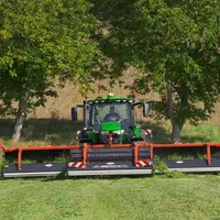 En combinaison avec un andaineur arrière, le Merge Maxx évite au tracteur de rouler sur le fourrage.