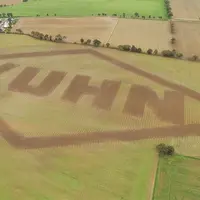 Logo Kuhn dessiné avec une charrue Smart Ploughing Réussir machinisme
