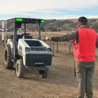 Tracteur électrique autonome Monarch MK4 en mode suivi d'agriculteur