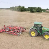 Cultivateur KVERNELAND TURBO 6500 T I-TILLER avec tracteur John Deere 8R370