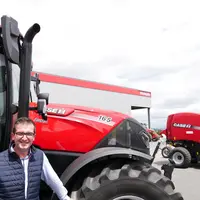 Jean-Baptiste Caussade - directeur général de VIVAGRI devant tracteur Case IH Puma 165 et presse Case IH RB 455