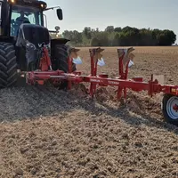 Charrue avant mixte de Demblon avec tracteur Valtra