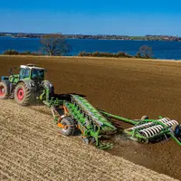 Charrue monoroue Tyrok Amazone avec tracteur Fendt - Réussir Machinisme