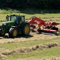 Andaineur à tapis SIP Air 900 T au travail avec tracteur John Deere