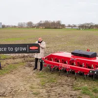Nicola Lemken (à droite) Anthony van der Ley La nouvelle usine Lemken, dédiée aux matériels de binage Steketee, devrait entrer en activité fin 2023.
