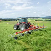 Faneuse portée Pöttinger HIT V 11100 avec tracteur Massey Ferguson