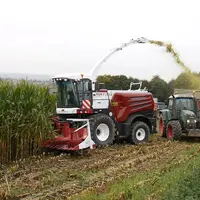 Ensileuse automotrice Rostselmash RSM F 2650 à l'ensilage de maïs avec tracteur Fendt et remorque Chevance
