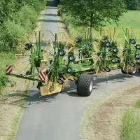 L'andaineur Krone Swadro 2000 dispose de six toupies à relevage individuel et travaille 19 m.