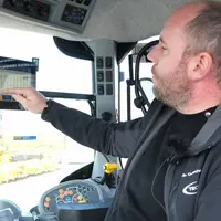 Responsable de Tecmat, Damien Cousin nous aide dans la navigation au sein du terminal Trimble XCN1050.