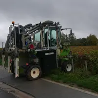 D'année en année, les entrepreneurs constatent la progression en termes d'autonomie. En photo : le premier tracteur enjambeur électrique quatre roues