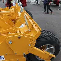 Le montage sur pivot des roues de la fraise Alpego FZ permet de les mettre à l'extérieur durant le semis. © D. Laisney