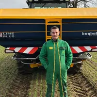 Alexandre Morel, agriculteur à Saint-Nicolas-des-Bois (Manche) et associé de l'ETA du Val de Sée, apprécie l'application sur smartphone pour régler ra