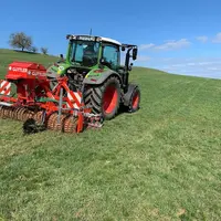La partie avant du GreenMaster, comprenant le rabot et les peignes, peut se désolidariser de la partie arrière intégrant rouleau et semoir.  © Güttler