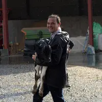 Arnaud Caillierez apprécie la facilité de bâchage des silos procurée par le système Lest'o. © Sandie Rochat