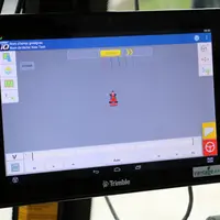 Le terminal de guidage du tracteur pilote également le relevage des éléments de la bineuse à l'image d'une coupure de rangs sur un semoir. © M. Portie