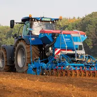 Les semoirs Lemken Solitair 8 et 9 profitent d’une nouvelle trémie fermée par un couvercle en polyéthylène. © Lemken