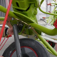 Le réglage du piquage des toupies agit sur la hauteur de projection du fourrage. Il est à reporter à l’identique sur l’ensemble des rotors. © D. Laisn